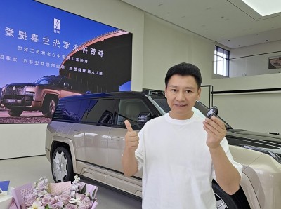 国产豪华新标杆！ 首位仰望U8L车主提车，见证中国智造崛起