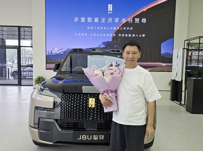 国产豪华新标杆！ 首位仰望U8L车主提车，见证中国智造崛起