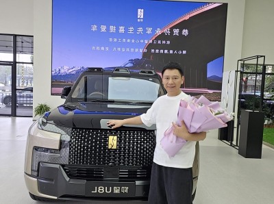 国产豪华新标杆！ 首位仰望U8L车主提车，见证中国智造崛起